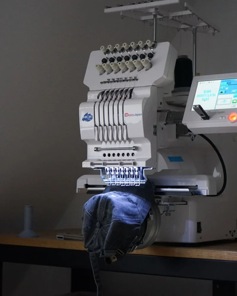 HappyJapan Stickmaschine bestickt eine Cap – Professionelle Stickerei Hamburg